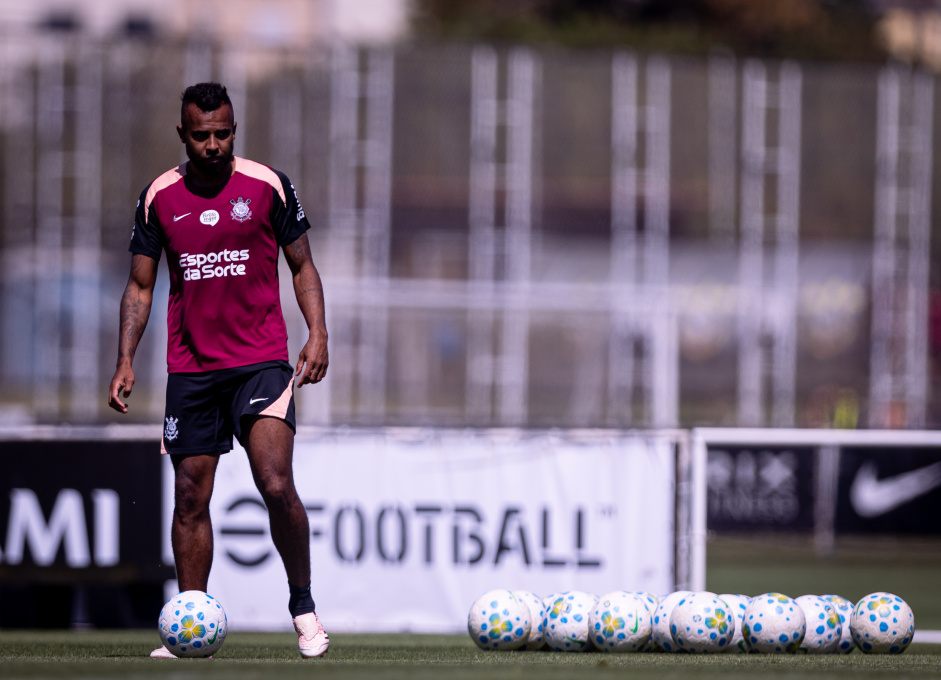 Alex Santana reforça desejo de ser útil ao Corinthians com Diniz