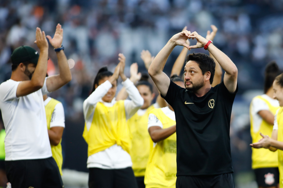 Arthur Elias no Corinthians relembra emoção com mosaico na Arena