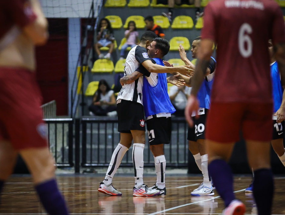 Corinthians empata com o Pato na ida dos playoffs da LNF
