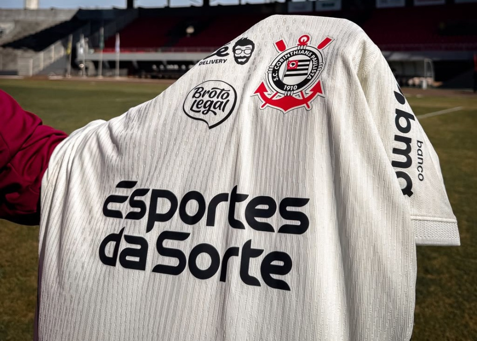 Corinthians enfrenta alerta com patrocinador e pendências financeiras
