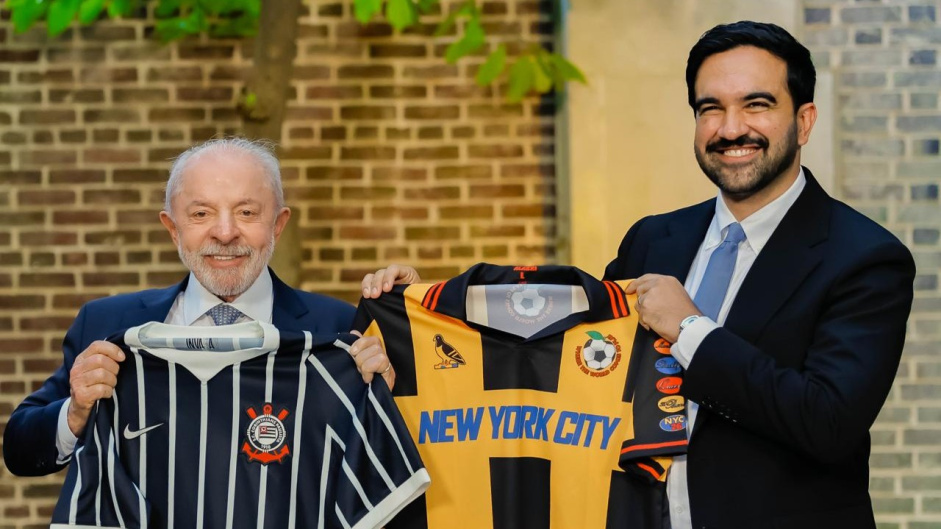 Corinthians: Lula presenteia prefeito de Nova York com camisa do Timão