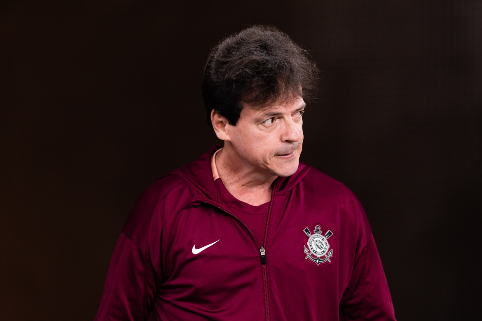 Corinthians perde para o Fluminense, e Diniz continua no cargo