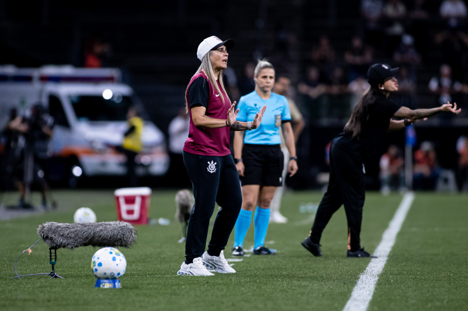 Emily Lima no Corinthians responde às críticas e exalta elenco