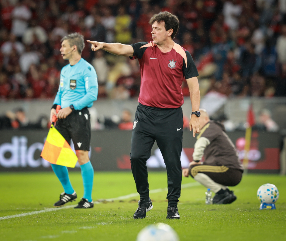 Fernando Diniz no Corinthians: técnico explica time misto e foca no Estudiantes