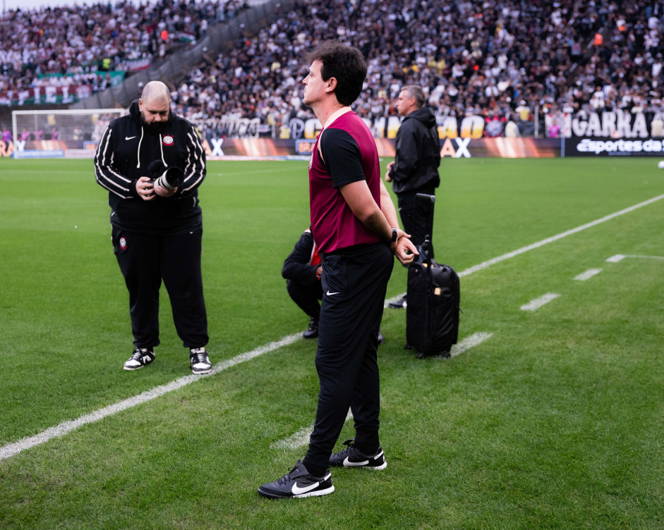 Fernando Diniz vê Corinthians superior ao Fluminense após sexta derrota