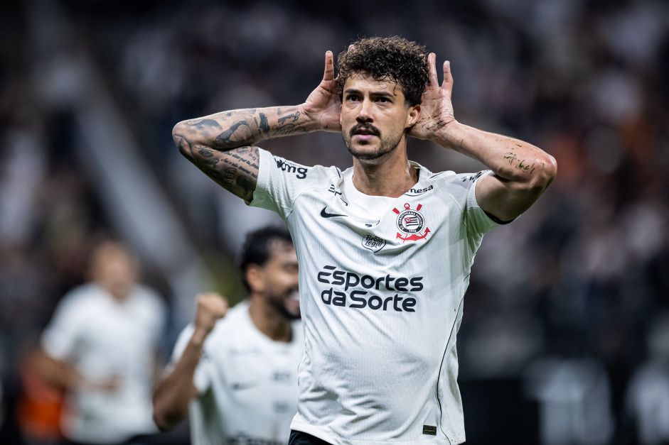 Gustavo Henrique encosta em Yuri Alberto na artilharia
