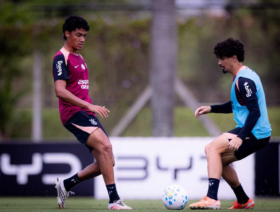Iago Machado no Corinthians celebra apoio de zagueiros do elenco