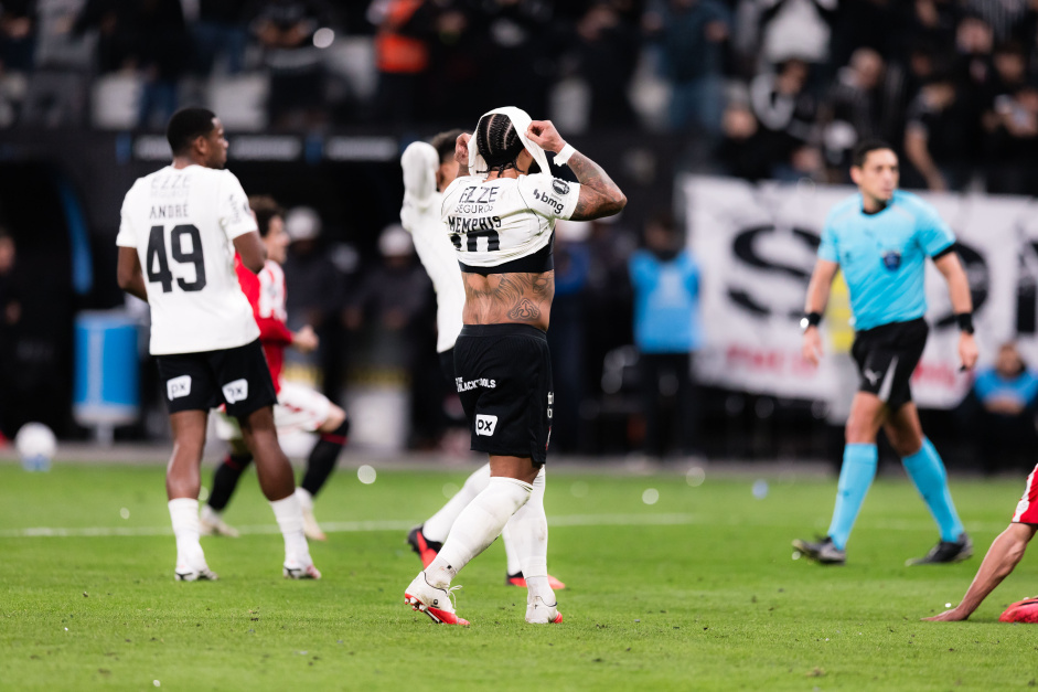 Memphis Depay no Corinthians: atacante se desculpa por pênalti