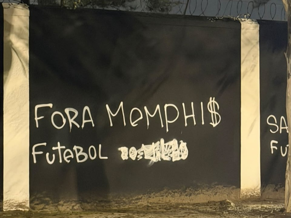 Memphis no Corinthians: Parque São Jorge tem muros pichados após queda
