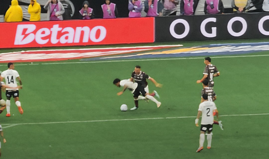 Neymar vê pênalti claro não marcado para o Corinthians