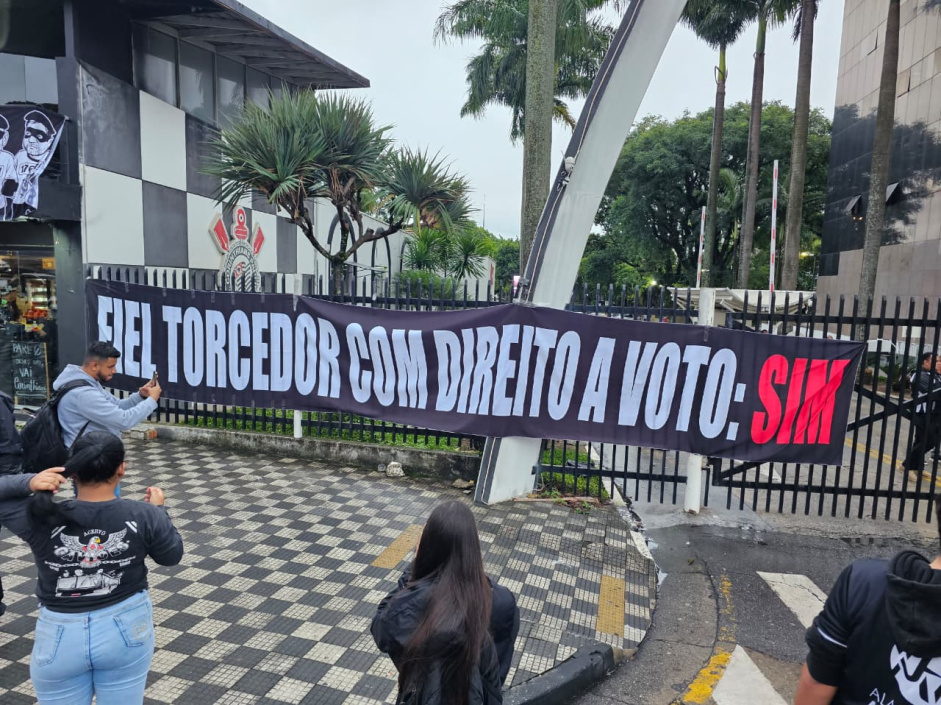 Organizadas do Corinthians exigem voto do Fiel Torcedor no estatuto