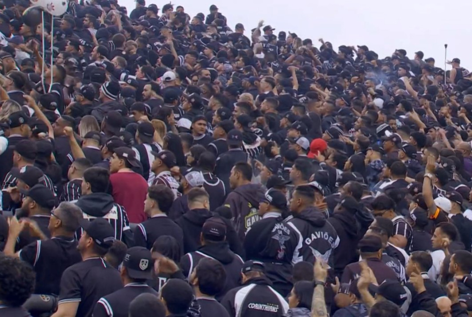 Organizadas do Corinthians protestam antes de duelo com o Fluminense