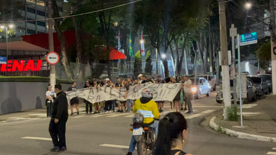 Osmar Stabile no Corinthians é alvo de protesto antes de jogo da LNF