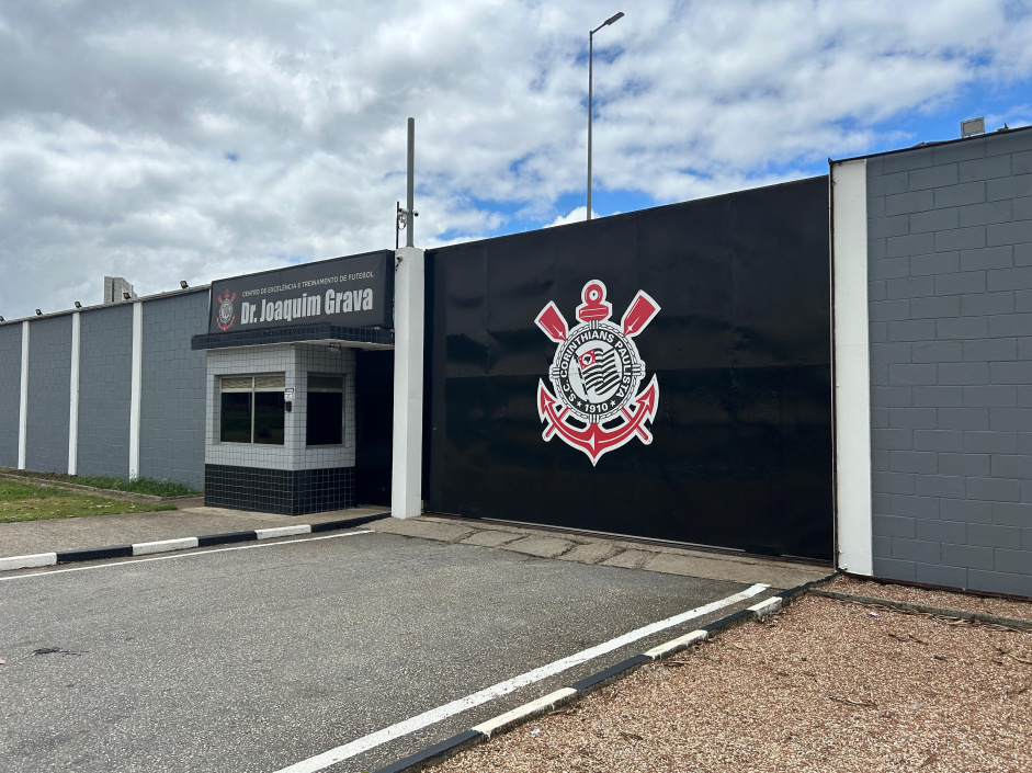 Torcidas organizadas do Corinthians cobram elenco no CT após queda