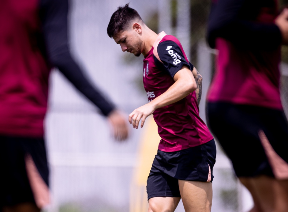 Treino do Corinthians foca em parte técnica no CT em dia de cobrança da Fiel