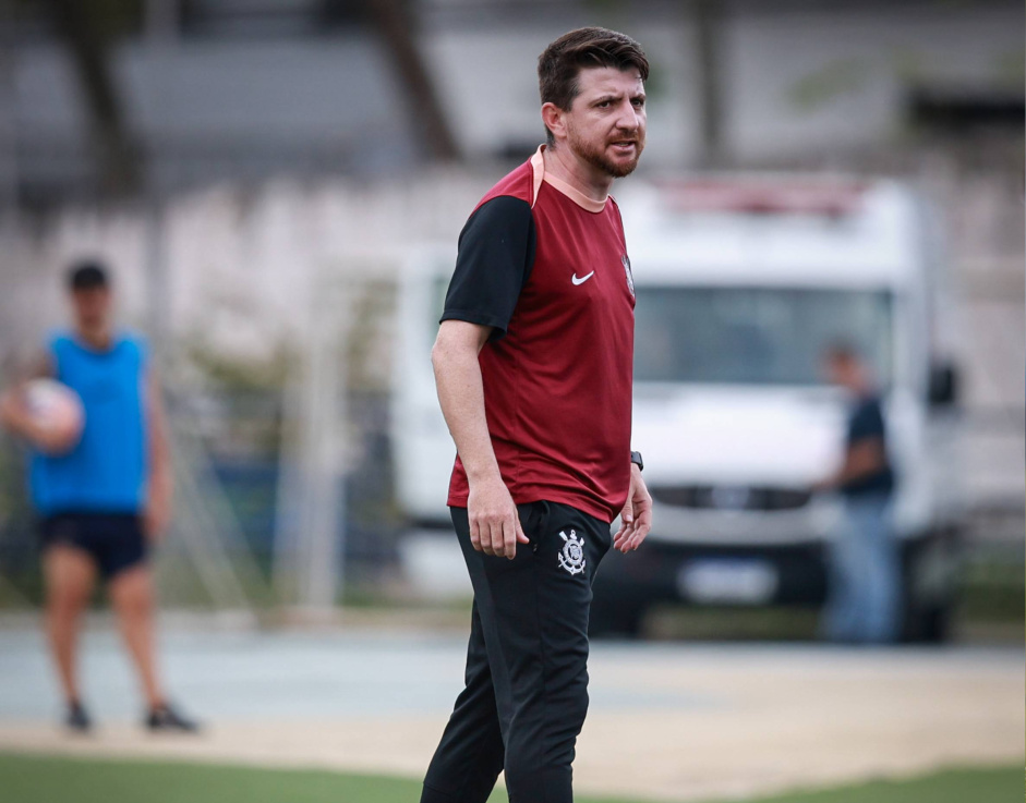 William Batista no Corinthians defende reformulação do Sub-20